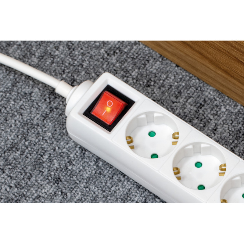Przedłużacz biały 6 gniazd typu niemieckiego, dł. 1,5m (3x1.0) z przełącznikiem